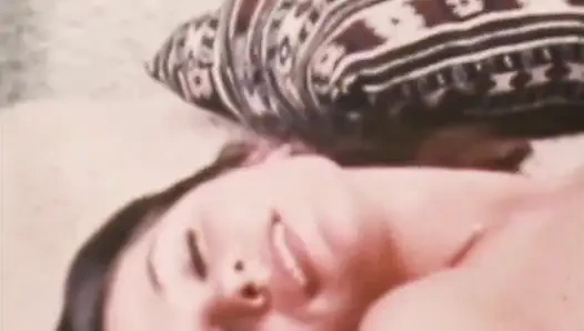 Genç esmer hippi yaşlı bir adamla sikişiyor