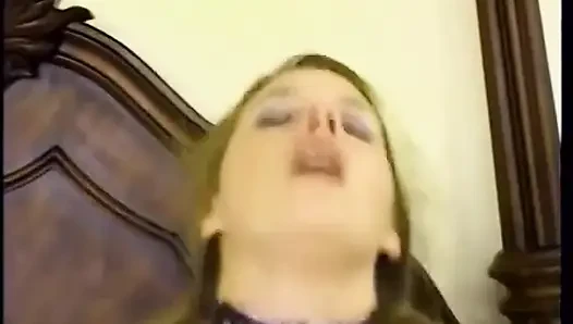 Genç sarışın kovboy kız yatakta sikişiyor