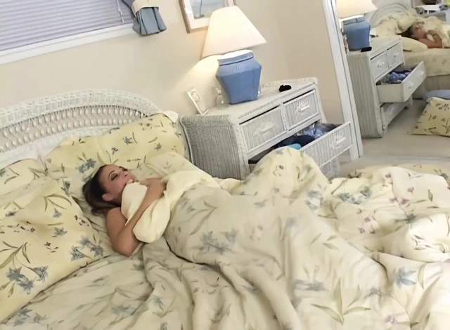 2 Lezbiyen Kız Arkadaş Birbirini Deli Gibi Yalıyor Ve Eğleniyor!!