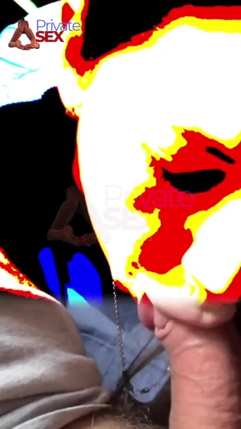 Незабываемый момент из "Секретарша, которую я сосу моему боссу в глубокую глотку, пока он работает на компьютере"