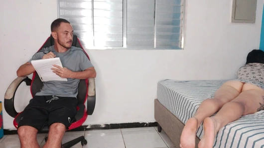 Azgın üvey kız kardeş üvey erkek kardeşini azdırmak için götünü teşhir ediyor