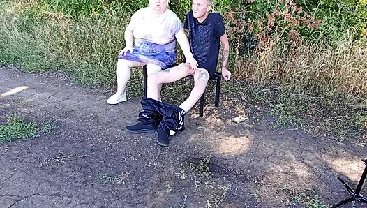 Üvey annem halka açık bir parkta bankta sikimi emiyor