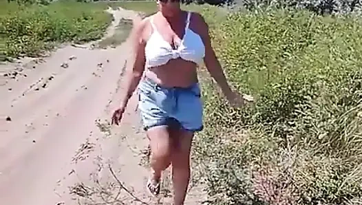 Üvey annem yolda işiyor