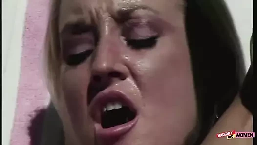 İki ateşli sarışın kız açık havada amcığını kenetliyor