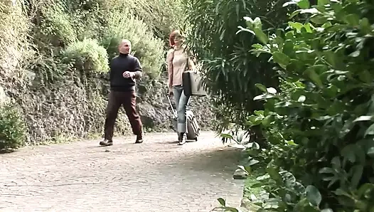 İki harika seksi büyük memeli klasik orta yaşlı seksi kadın götünü sikiyor ve Franco Trentalance'ın büyük yarağı tarafından ağzına boşalıyor