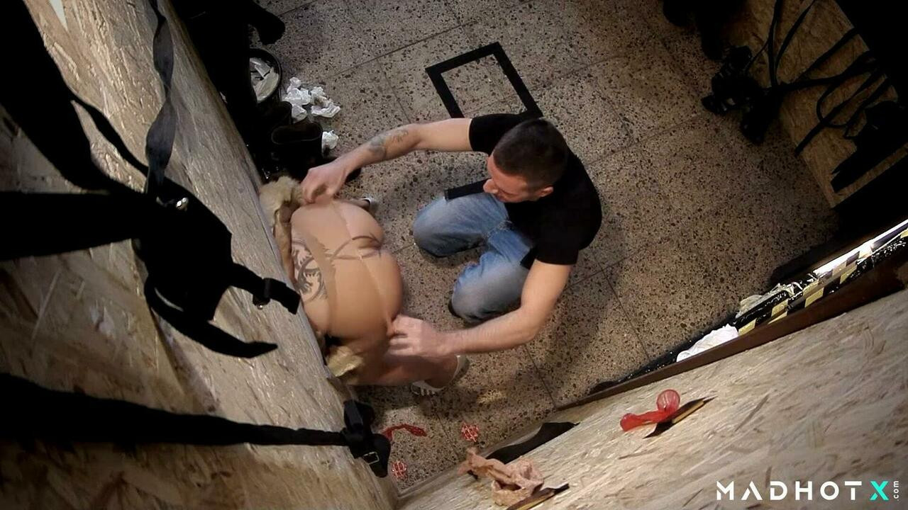 Sarışın anne müşterilerin götünü sikmesine izin veriyor