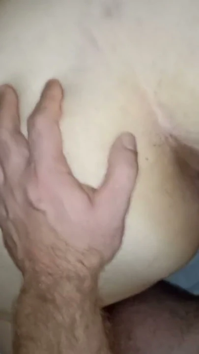 Büyük yuvarlak götlü orta yaşlı seksi kadın ters biniyor ve kovboy kız sonra domalarak dölleniyor | Klip 3