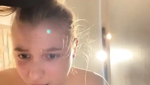 Büyük göt teşhiri ve parmaklama. Halkın içinde fışkırtıyor aşırı fışkırtma ve anal sikiş