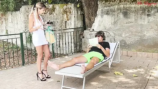 Üvey oğlun, üvey annesinin yaz tatillerinde yaptığı maceraları keşfederek kıskanan kurnaz planı