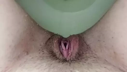 Öğretmenimin banyosuna işiyorum, ona bir sürpriz bırakıyorum