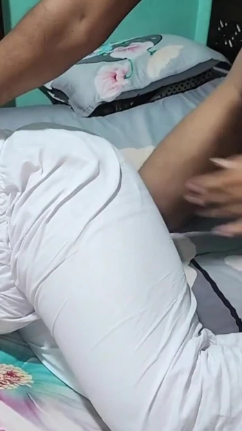StepCousin erkek arkadaşıyla film izlerken yakalandı ve sikildi bölüm 02 | Klip 1