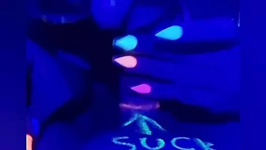 Siyah ışıklı ultraviyole ile oral seks eğlenceli İngiliz çift iri güzel kadın