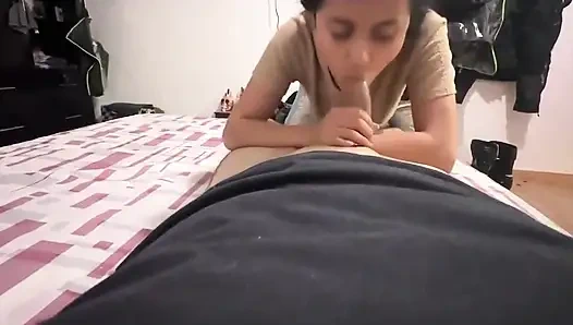 Üvey kız kardeşim çok azgın olduğu için sütümü yutuyor