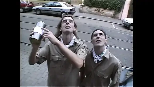 – Bacaklarını aç – Geldik