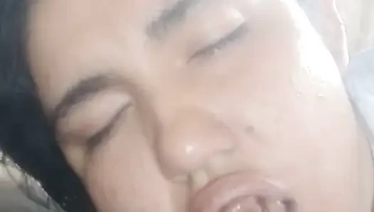 Üvey erkek kardeşimin yarağını emiyor