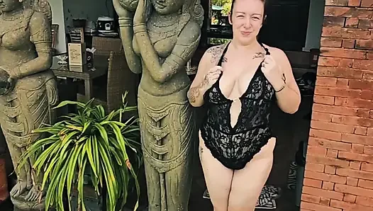 Jade bir şovda götünü açıyor ve azdırıyor