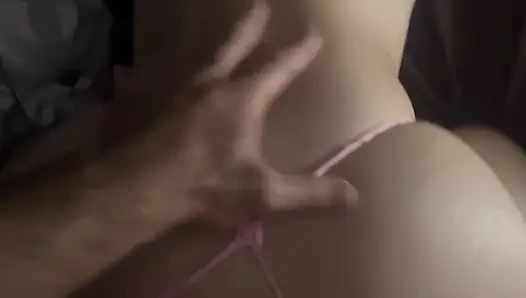 Yeni çift domaltarak eğlenceli seks yapıyor