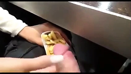 Elle assaisonne ses frites de sperme