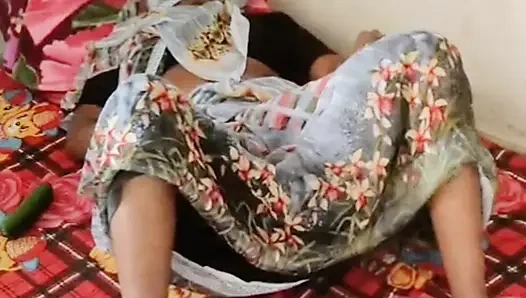 Hot bhabhi ne pura khira apni chut me dal kar apni chut ki pyas bujai