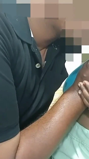 Эпический момент из "Тамильских пар действительно понравилось целовать сиськи и хороший сосание члена"