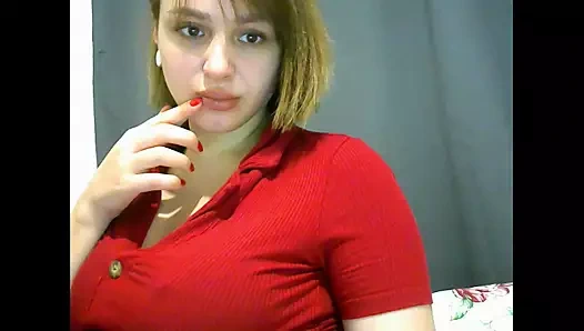 Hamile bir kız çıplak alır ve onu kedi okşar