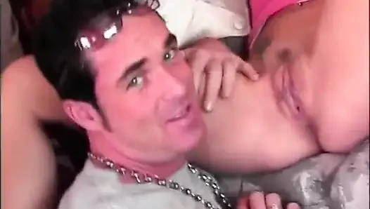 Sarışın orta yaşlı seksi kadın ağzındaki yarağı seviyor