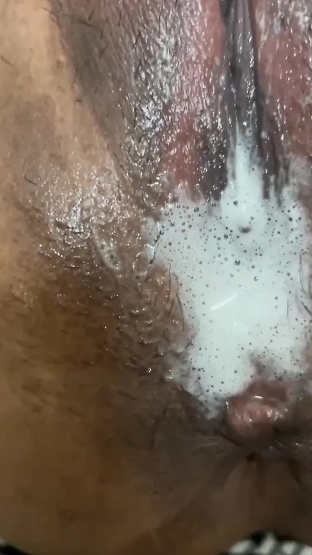 Kabarık amcıklı yenge tam krem sikişiyor