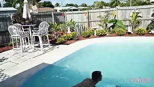 Camille kenzo mastürbasyon içinde pool