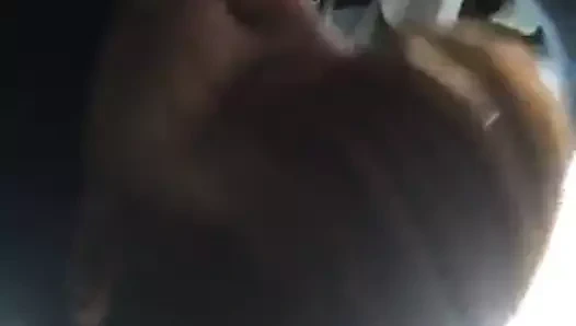 Koreli kız arabada küçük horoz ile oynuyor