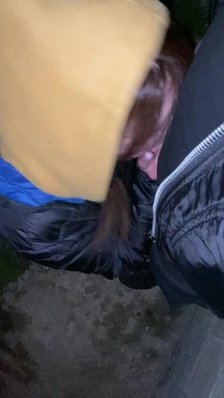 Sulu oral seks içinde bir kamu yerde