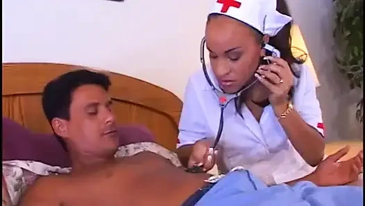Zenci hemşire hastaya binmeden önce 69 eylemin tadını çıkarıyor