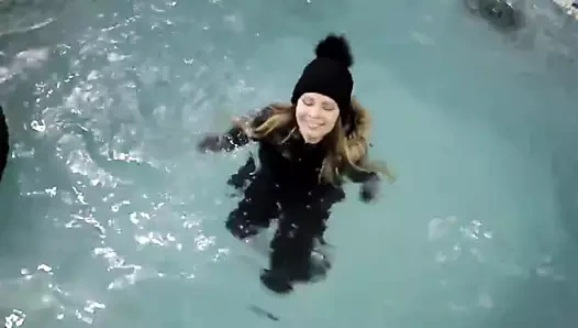 Kış giysileri ile Wetlook kız havuzda yüzüyor