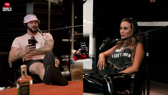 Amber Emery büyükbabanın küllerini kokluyor ve göğüslerini teşhir ediyor