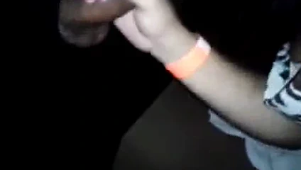 CASADA PUTA MAMANDO MEU PAU E DOS MEUS AMIGOS NO GLORY HOLE