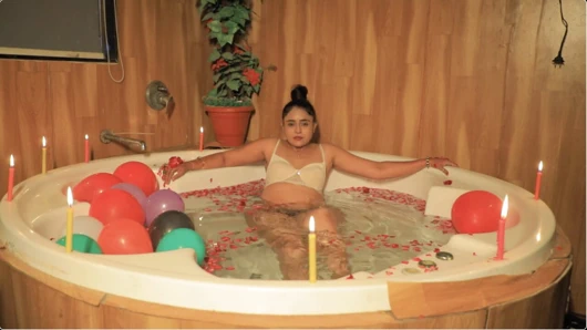 Pallavi Patil'in küvette banyo yaparken tam videosu