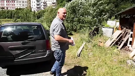Edepsiz araba satıcısı, indirim için sikiliyor!