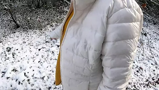 Çıplak yürüyor ve karda göğüslerini sikiyor