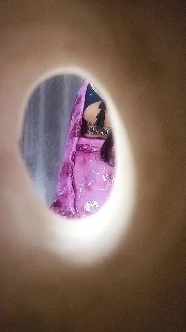 Üvey kız kardeşimin kıyafetlerini değiştirirken bir video çektim.