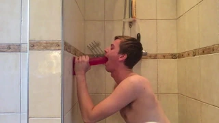 Dik oğlan alır büyük yapay penis içinde göt ve emmek o