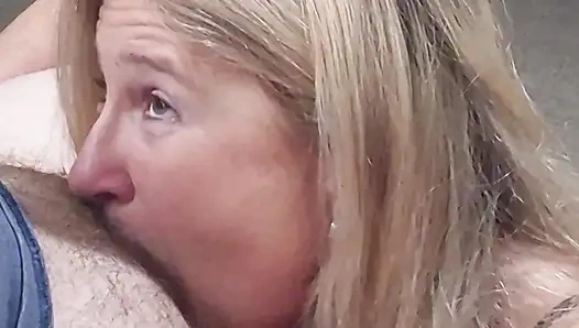 BOĞAZ AĞRıSı IÇIN DÖLÜ GARGARA YAPıYOR