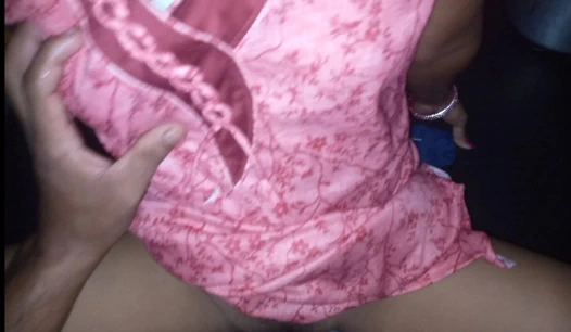 Anjali Yenge'yi biriyle buluşmak için odaya çağırdı.