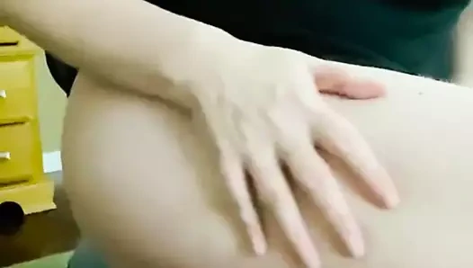 Adım anne seviyor için şaplak ona dik kedi