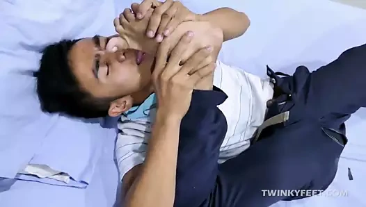 Twink Robin Foot Fetish Jerk Off