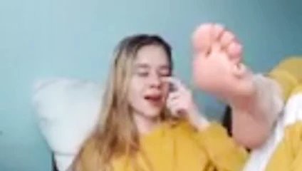 Sıcak sarışın ayaklarını instagramda canlı gösteriyor