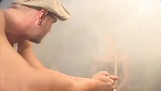 Büyük memeli ve külotlu çoraplı unleashed sürtük sikiliyor