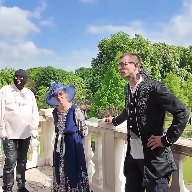 Горячий гэнгбэнг на балконе замка, часть 1