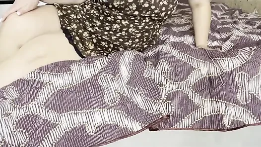 Şeffaf külotlu orta yaşlı seksi üvey anne ıslak amına mastürbasyon yapıyor