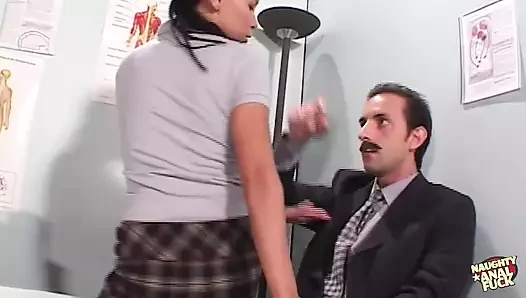 Haley Paige öpücükleri ve göt deliğiyle gözaltında olgun bir adamı baştan çıkarıyor