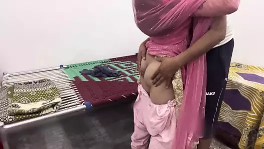 Hamile desi üvey anne hizmetçi tarafından götten ve amından sikiliyor