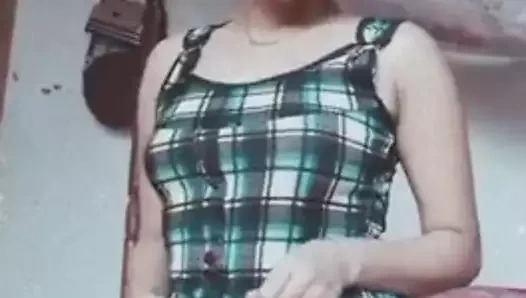 güzel kız gösteren göğüsler KEDİ hint desi